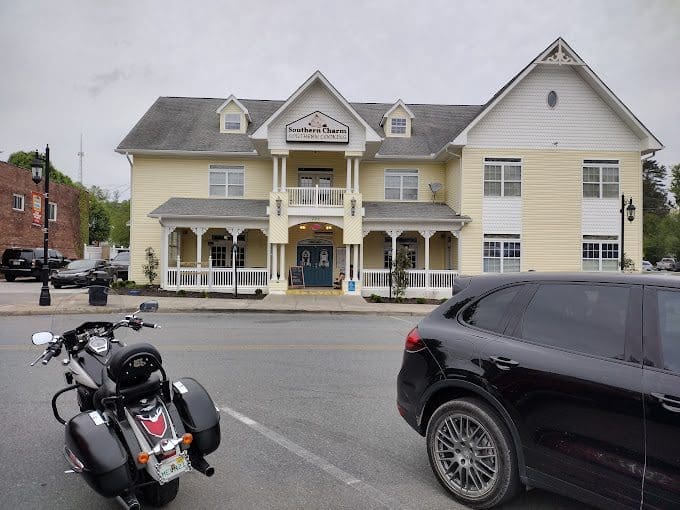 Southern Charm Restaurant.jpg